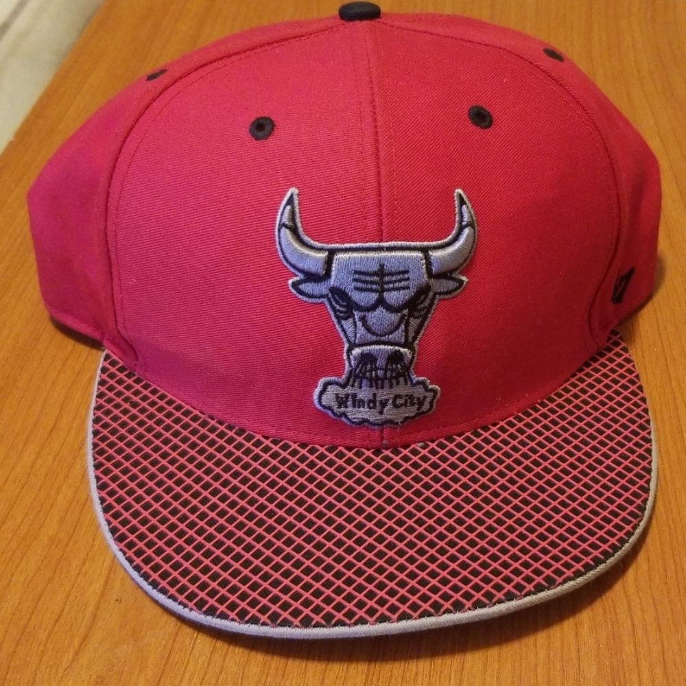 Snap back red Chicago bulls hat